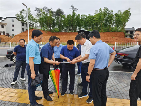 5月30日，洪董，余總陪同詹凱縣長(zhǎng)一行調(diào)研富豐新城路網(wǎng)工程項(xiàng)目.jpg