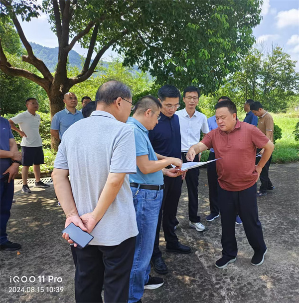 8月15日，洪董陪同王奇勇縣長一行到嘉城礦業(yè)調(diào)研.jpg