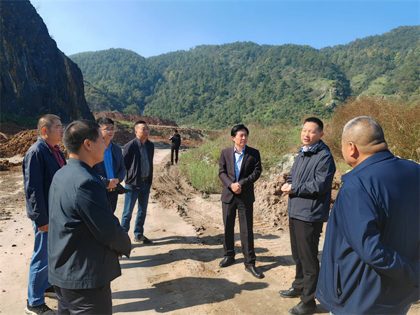 10月23日，張縣長帶隊督查大牛山環(huán)保整治項目。.jpg