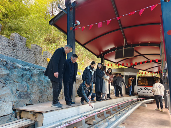 12月9日，縣人大鄭向陽主任，洪董率隊赴象山考察軌道爬山車項目.jpg