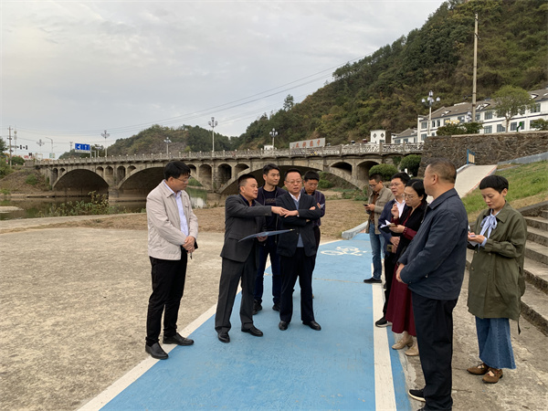 10月25日，縣委書記汪凱調(diào)研豐樂河濱江公園項(xiàng)目.jpg