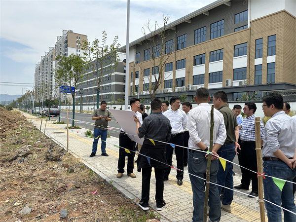 5月14日，縣長王奇勇調(diào)研揚之學(xué)校項目.jpg