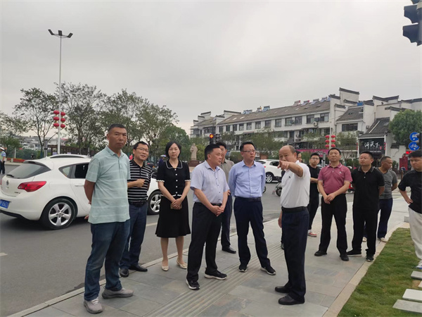 6月5日，洪董陪同汪凱書記一行調(diào)研古城公園提升改造項目.jpg